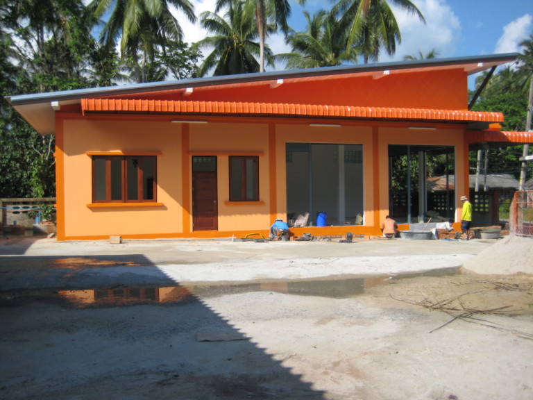 บ้านสีส้มกกับต้นปาล์ม