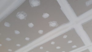 เพดานใหม่ ทาสีเพดาน เพดานสีขาว ติดตั้งไฟ เพดานสำรับสำนักงาน